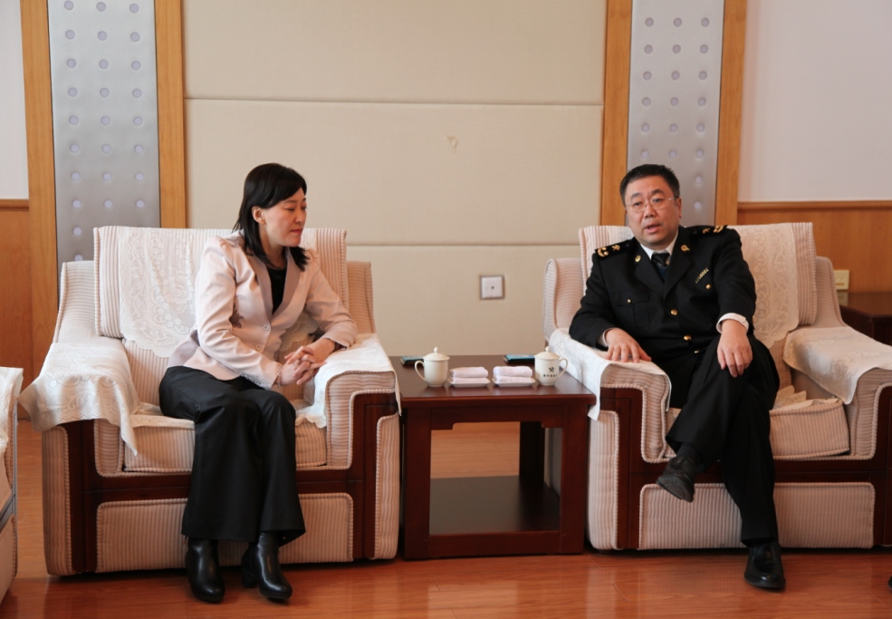 3月29日,满洲里海关副关长唐庆涛与到访的满洲里市政府市长许爱莲座谈