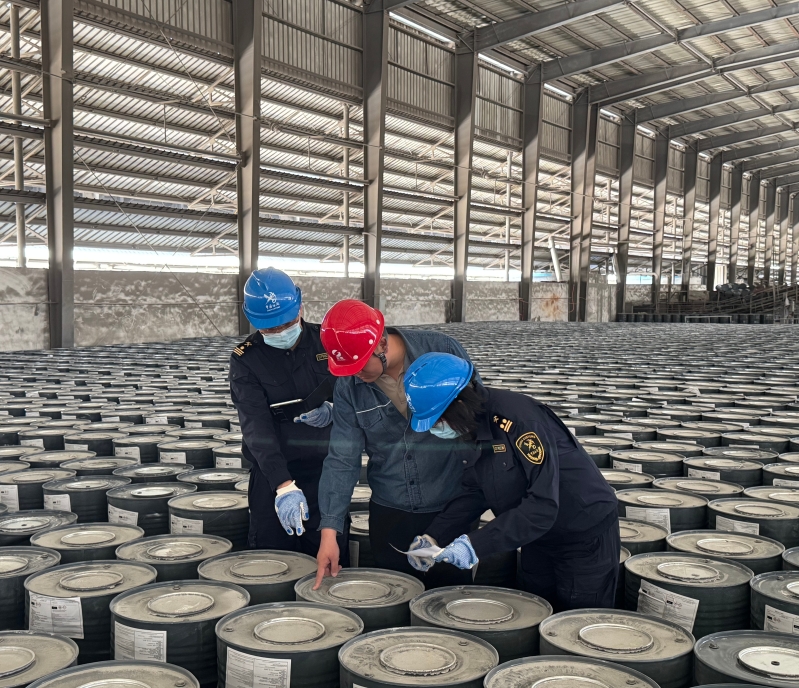 鄂尔多斯海关对出口危化品进行现场包装鉴定及安全生产提醒